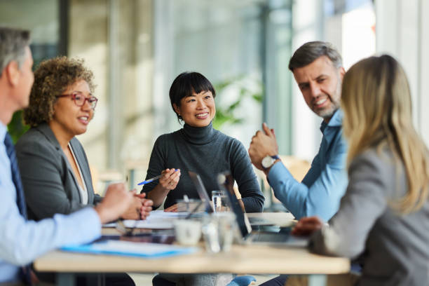 Une équipe diversifiée discute lors d'une assemblée de partenaires.